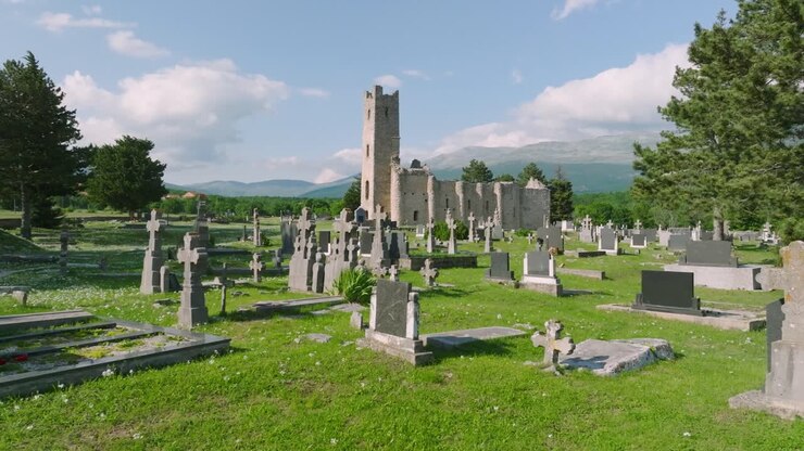 Gravsten på kirkegård nær den kroatiske Den Hellige Frelsers Kirke i det dalmatiske bagland, Kroatien