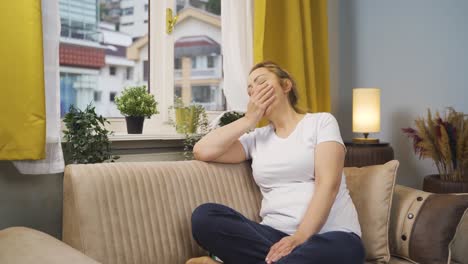 mujer cansada y somnolienta.