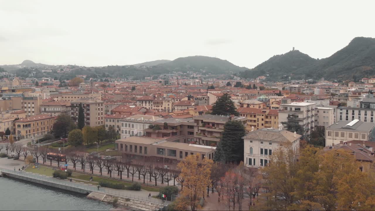 코모 도시의 산책로와 그림 같은 도시 풍경