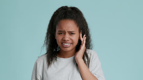 woman experiencing ear pain