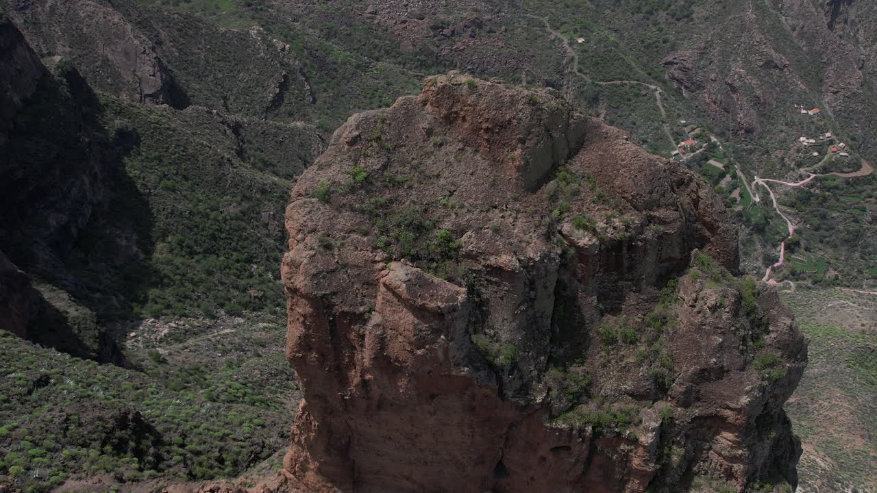 Fantastica ripresa aerea sopra la cima di Roque Palmes