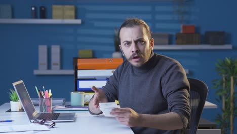 hombre de trabajo enojándose con la factura de alto precio en casa.