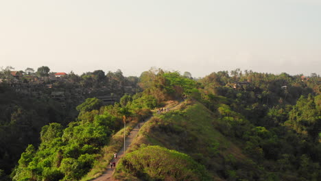 Der-Ubud-Ridge-Walk-Während-Des-Sonnenuntergangs.-Luftaufnahme