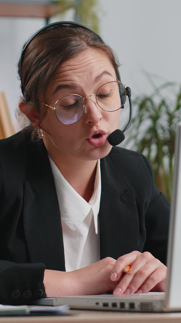Forretningskvinne som jobber på bærbar datamaskin med headset kundesenter support service operatør kontor hjelpelinje