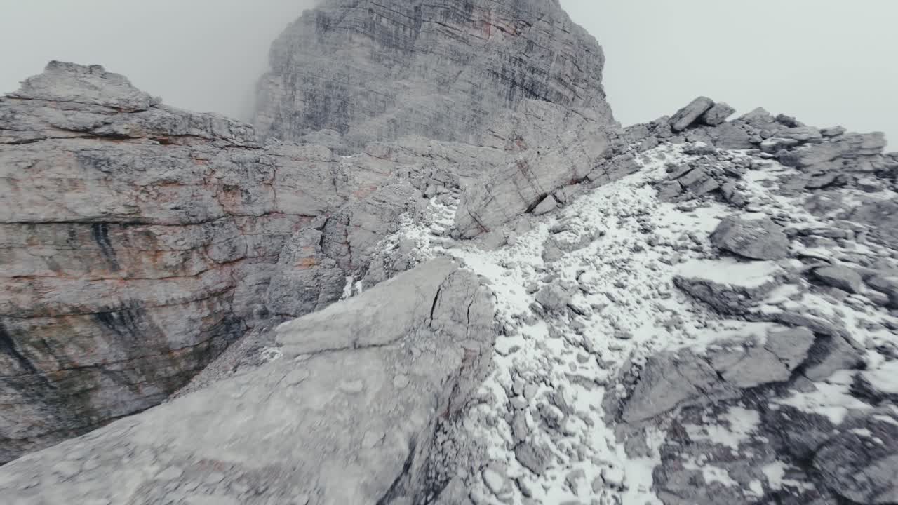 clip de dron de las asombrosas dolomitas italianas, toma cinematográfica de drones fpv desde el dji avata