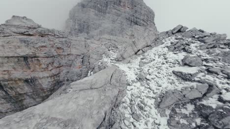 Clip-De-Dron-De-Las-Asombrosas-Dolomitas-Italianas,-Toma-Cinematográfica-De-Drones-Fpv-Desde-El-Dji-Avata