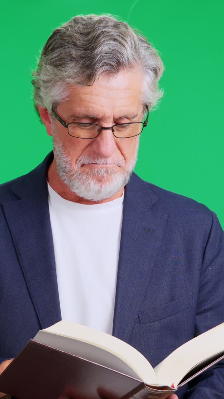 Volwassen man leest een boek en lacht op groen scherm