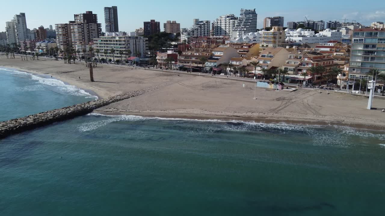 Vista aérea de las playas de El Campello, pueblo mediterráneo en España
