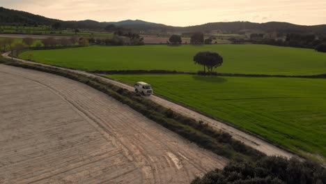 autocaravana recorriendo las montañas verdes del mediterráneo