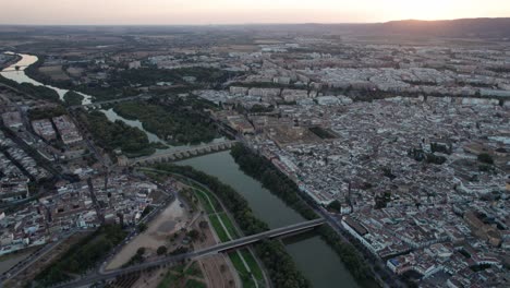 Vista-Aérea-Panorámica-De-Córdoba,-España-Durante-La-Hora-Azul