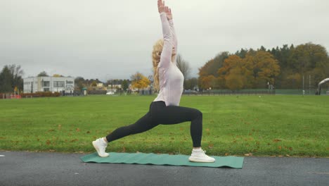 Postura-De-Yoga-Anjaneyasana-Realizada-Por-Una-Mujer-Ucraniana-En-Forma