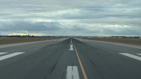 Rollo-De-Despegue-En-Tiempo-Real-De-Un-Avión-En-Un-Día-Nublado-De-Invierno,-Visto-Por-Los-Pilotos