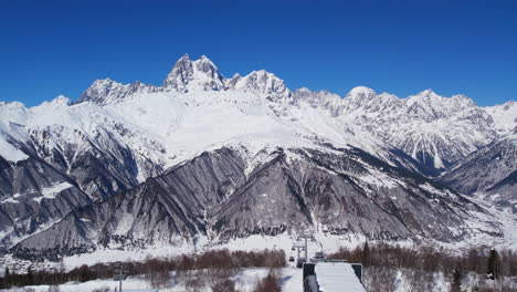 Winterdrohnenflug-über-Mestia