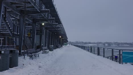 muelle de ferry vacío en el puerto viejo