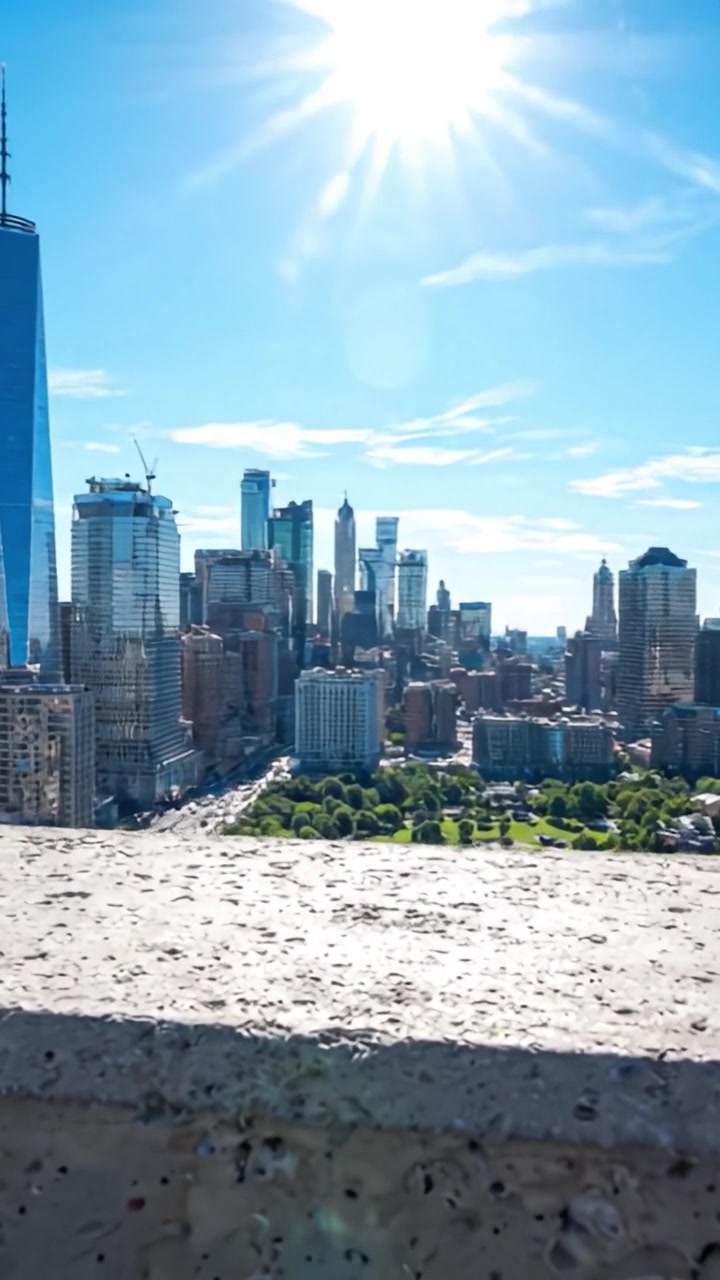 Uma Vista Panorâmica de um Horizonte Urbano Vibrante com Arranha-Céus Modernos e uma Câmera de Segurança Monitorando a Paisagem Urbana, Capturando Beleza e Vigilância em um Único Quadro
