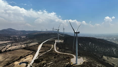 Vista-Aérea-Alrededor-De-Un-Generador-De-Energía-Eólica,-En-El-Parque-Eólico-De-Esperanza-Puebla,-México