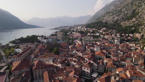 Impresionante-Paso-Aéreo-De-La-Ciudad-De-Kotor-En-Montenegro-Volando-Sobre-Los-Tejados