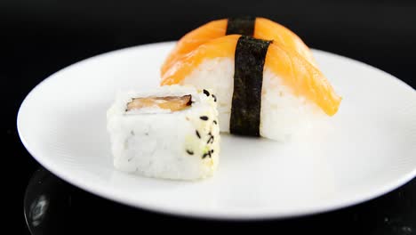 sushi servido en un plato