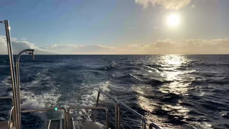 Rückseite-Eines-Katamarans-Mit-Blick-Auf-Die-Sonne-über-Dem-Meer