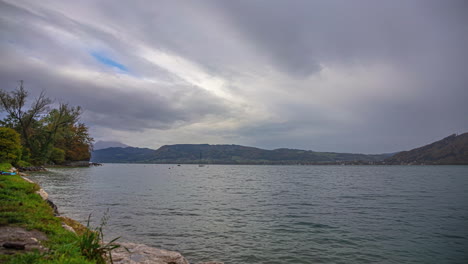 clip de timelapse de un lago con nubes en movimiento por encima de él en el día