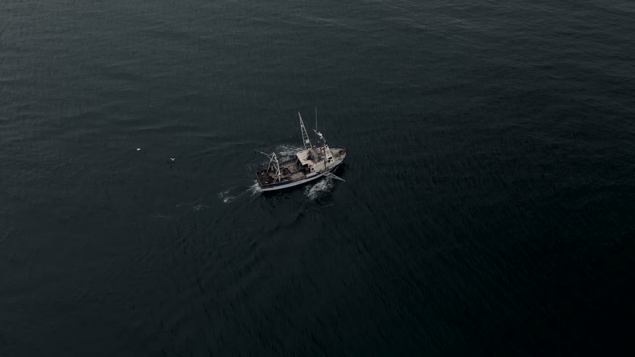 낚시 트롤 어선은 바다로 나가 캐나다 퀘벡의 세인트 로렌스 옆에서 잔잔한 물을 항해합니다.