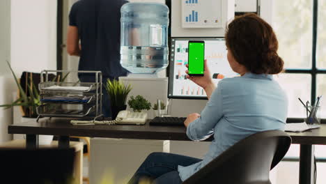 el empleado tiene un teléfono inteligente en la mano