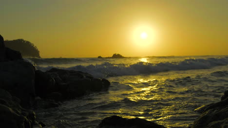 Wellen,-Die-Bei-Sonnenaufgang-Am-Strand-Von-Mount-Maunganui,-Neuseeland,-Zusammenbrechen