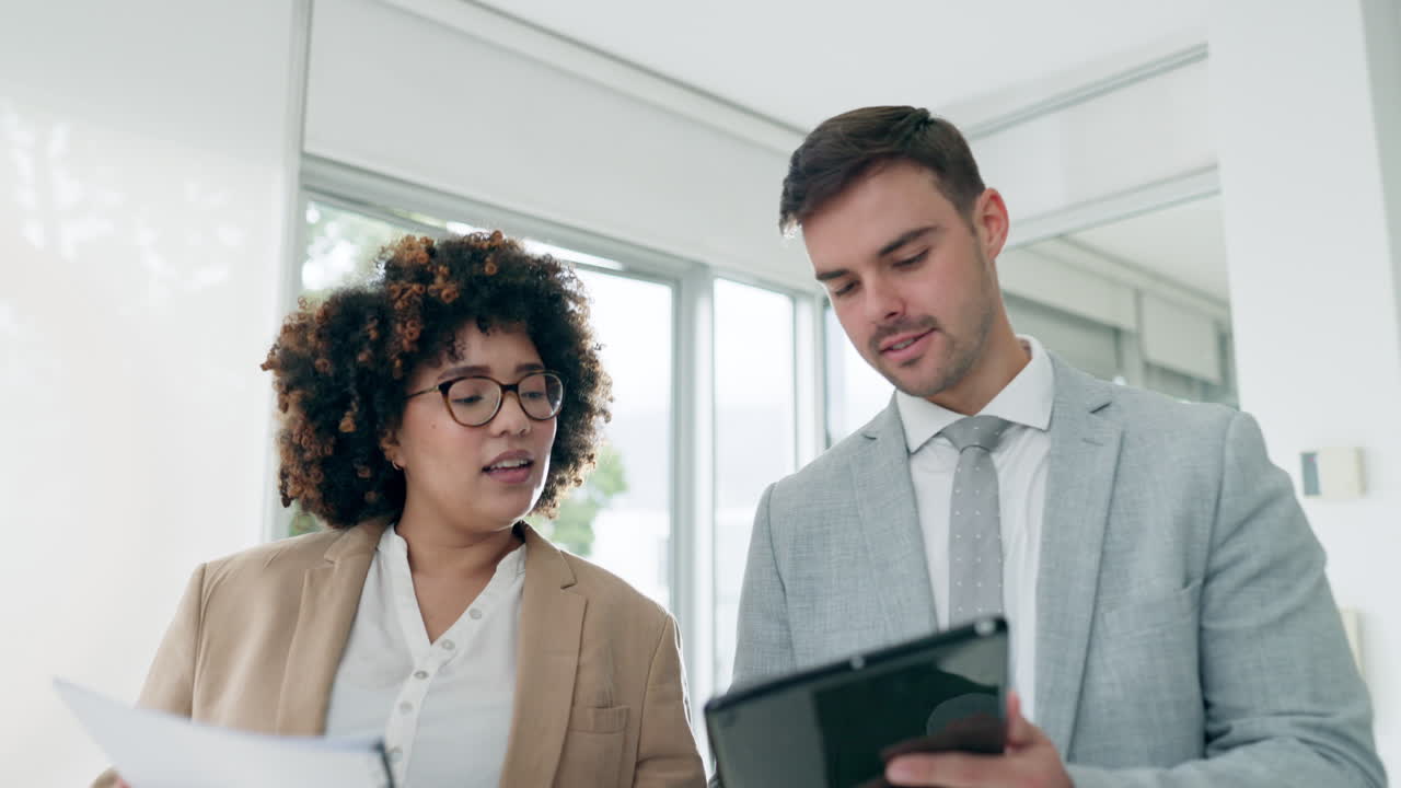 Trabalho em equipe, tablet e parceria empresarial