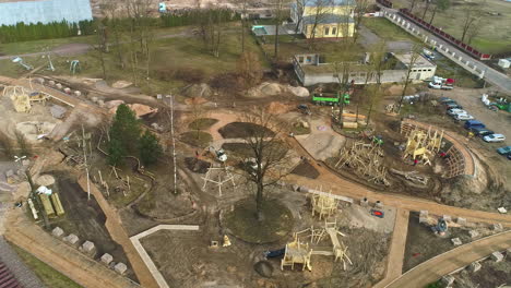 una amplia vista aérea de un parque público en construcción