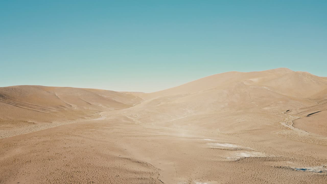 드론 영상은 아타카마 사막의  ⁇ 한, 다른 세상의 아름다움을 포착하고, 독특한 공중 관점에서 그 거친, 황량한 지형을 드러 ⁇ 니다.
