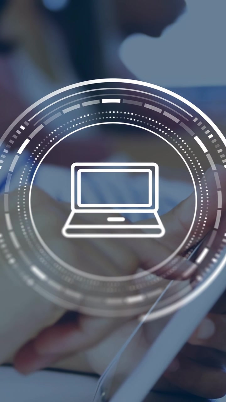 Video verticale: Studente adolescente che tocca un tablet, attivando un'icona di laptop HUD ad anelli rotanti per l'utilizzo della tecnologia.