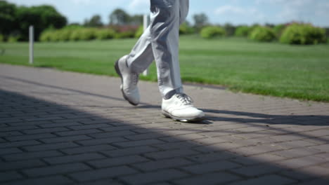 Golf-Mann-Beine-Gehen-Auf-Dem-Golfplatz.-Luxusmann,-Der-Im-Sommer-Im-Country-Club-Golf-Spielt