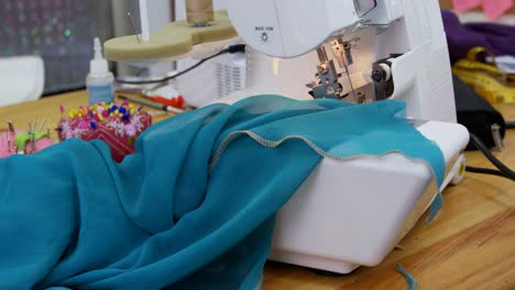 máquina de coser y nota adhesiva en el estudio de moda 4k