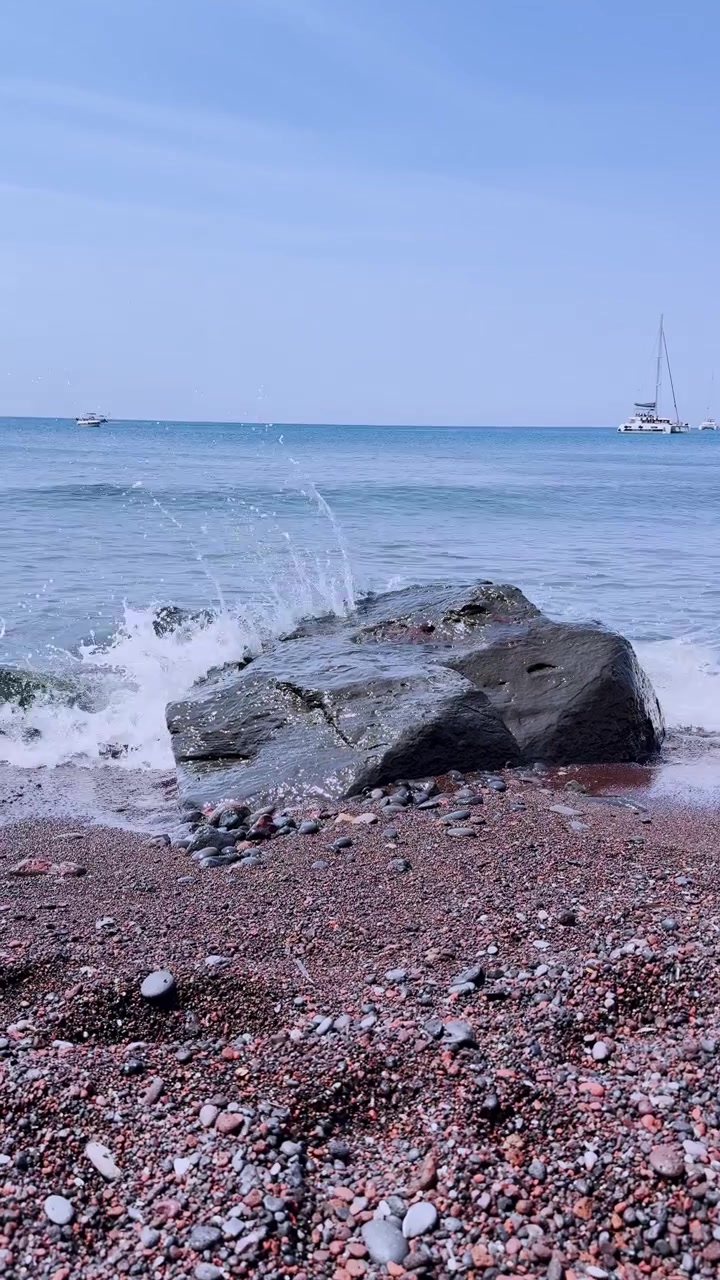 Живописный морской пейзаж с красным пляжем на Санторини, Греция