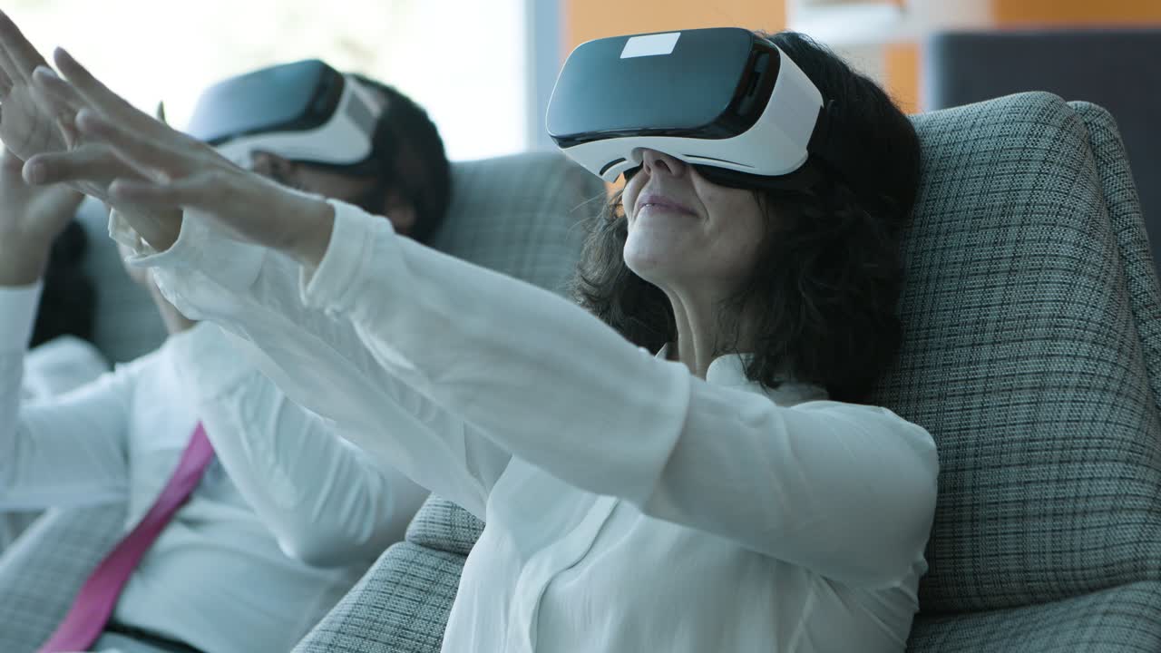 colegas multiétnicos en auriculares vr