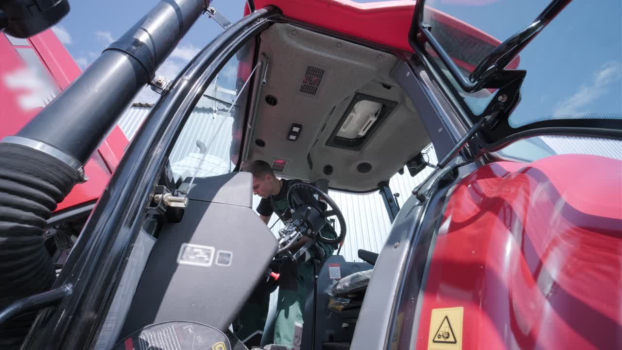 농부 기계 수리 트랙터, 개방 트랙터 후드, 엔진, 수리 농업 기술