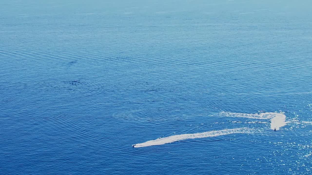 日中のギリシャ、ロードス島の澄み切った海でのボート遊び