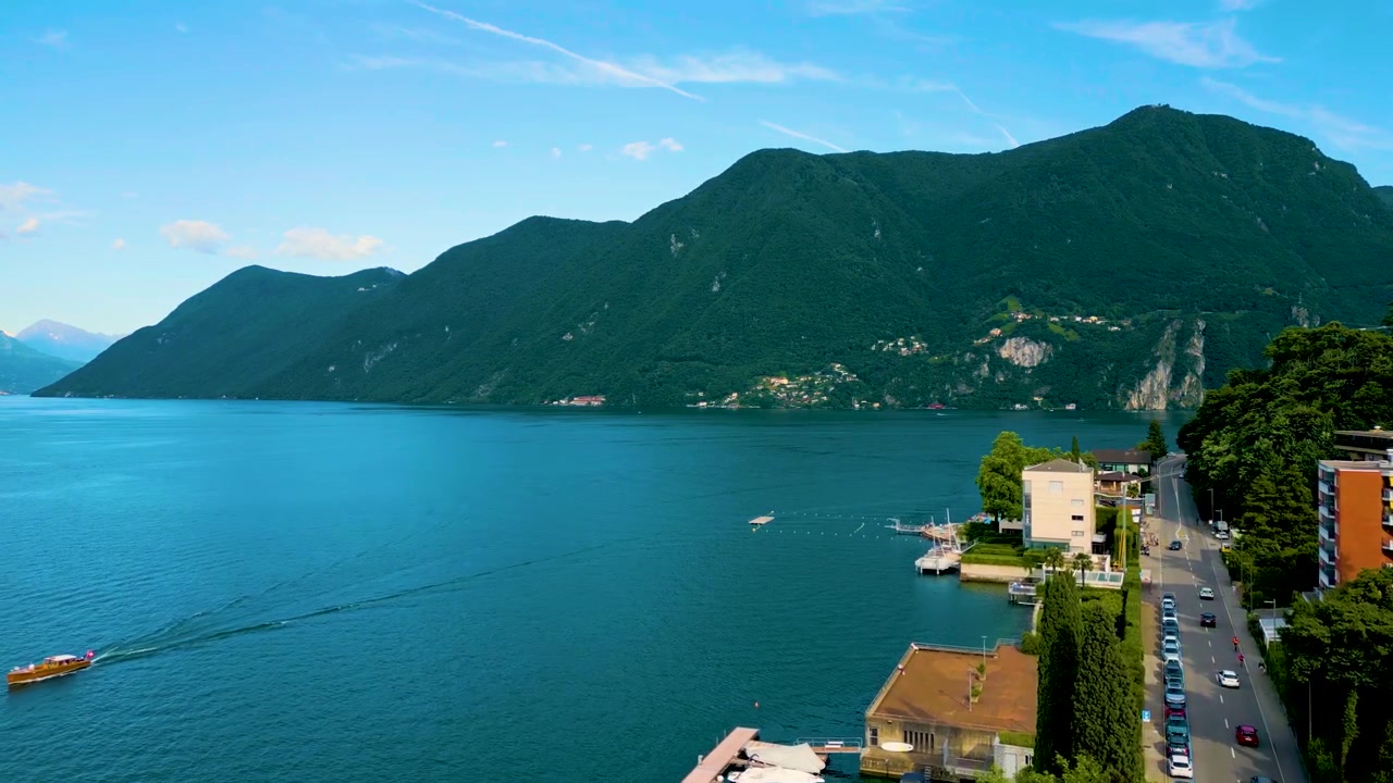 Video drone 4K aereo di ville e porto turistico sulle sponde del Lago di Como a Menaggio, Italia