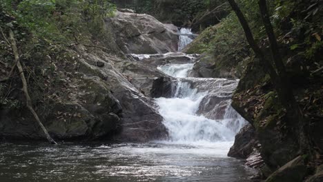 Pozo-Azul-Im-Kolumbianischen-Naturschutzgebiet-Minca-Santa-Marta