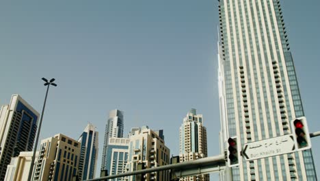 paisaje urbano de dubai con edificios de gran altura
