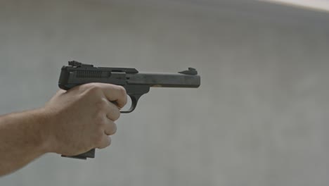tirador lentamente y con seguridad disparando dos tiros y colocando su dedo por encima del gatillo