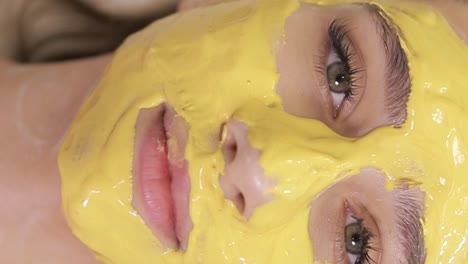 mujer recibiendo un tratamiento de máscara facial
