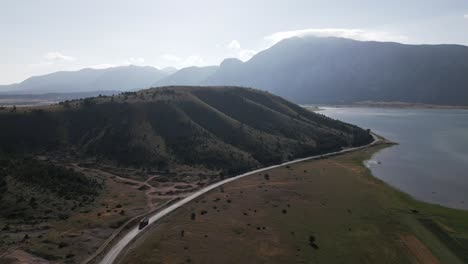 Camino-Al-Lado-De-Un-Hermoso-Lago-Y-Grandes-Montañas.