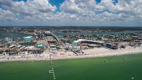 imagen de un dron capturando la vista aérea de la playa de fort myers en el centro de la ciudad