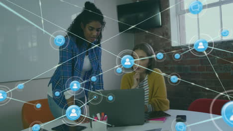 animación de la red de conexiones con íconos sobre diversas colegas femeninas que usan computadora portátil en la oficina