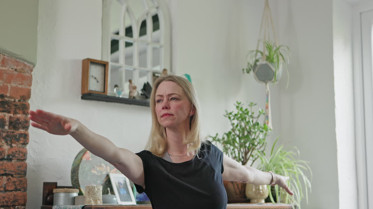 mujer haciendo yoga en el interior