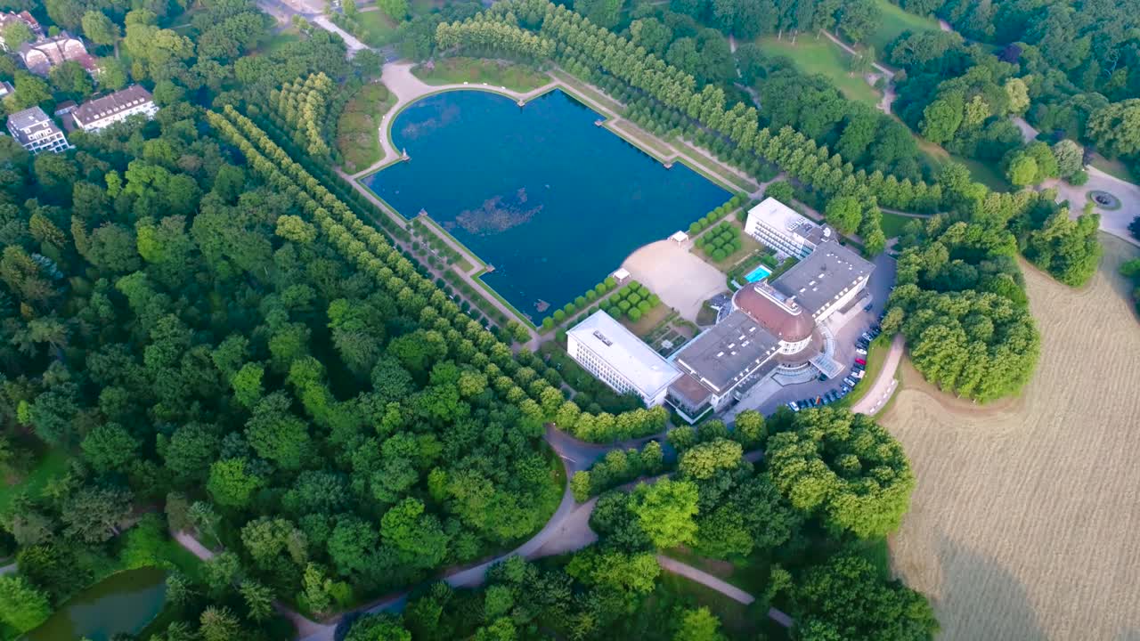 브레멘 시의 항공 fpv 드론 영상 브레멘은 독일 북부 지역의 주요 문화 및 경제 중심지입니다.