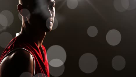 Mehrere-Lichtpunkte-Gegen-Einen-Afroamerikanischen-Männlichen-Basketballspieler,-Der-Basketball-übt