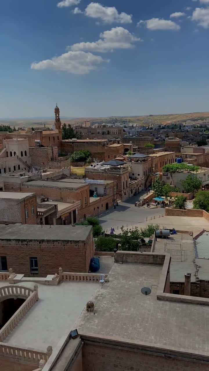 Vista dalla terrazza panoramica sulla città vecchia di Mardin, Turchia, video con lento movimento panoramico che mostra edifici e strade in pietra, paesaggio urbano storico, contenuto di viaggio per social media