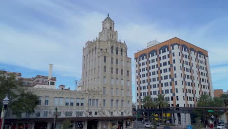 video aéreo de 4k de un dron que se eleva por encima de snell arcade en el centro de san petersburgo, florida